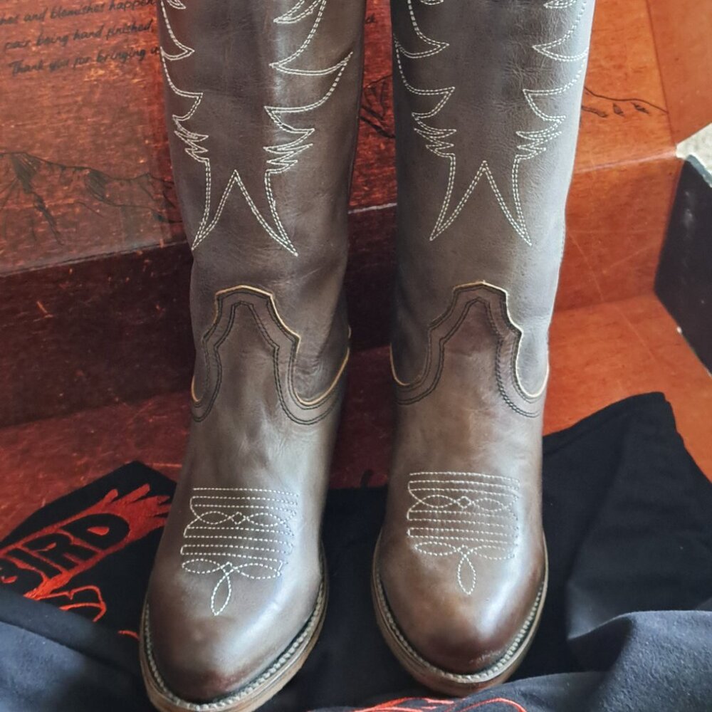 BRAND NEW FREEBIRD WHISPER BOOTS!! SZ 9